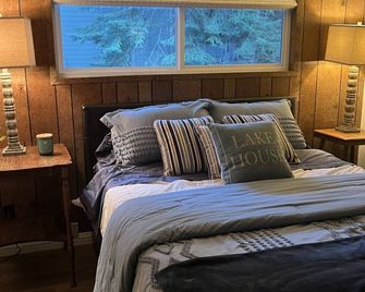 Darling 2-bedroom house on golf course at Lake Almanor West - Chester - Habitación