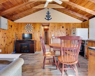 Walk to Long Sands Beach: Cottage w/ Fire Pits! - York Beach - Sala de jantar