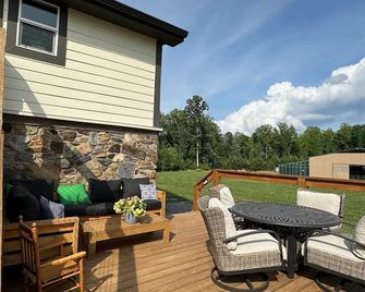 Lovely Farm Cabin Experience - Siler City - Patio