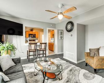 5 Mi to Dtwn Syracuse: Updated Apartment! - East Syracuse - Living room