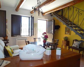 Apartment In The Farm - Cassino - Salle à manger