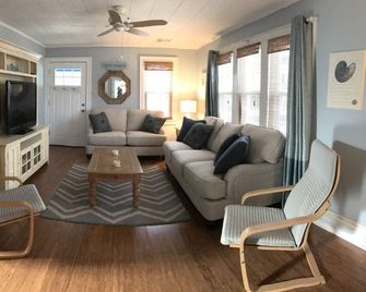 Bright and Clean House close to beach & boardwalk - Seaside Park - Huiskamer