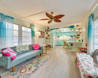 Walk To Manistee Lake Retro Cottage With - Kalkaska - Sala de estar