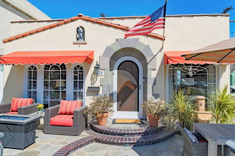 Bay front beach home, steps to the sand, shopping & dining. Parking, AC - clean! - לונג ביץ' - פטיו