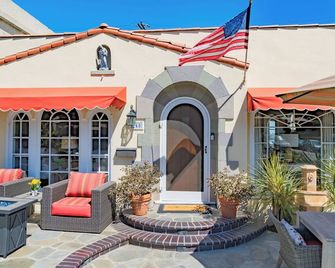 Bay front beach home, steps to the sand, shopping & dining. Parking, AC - clean! - Long Beach - Serambi