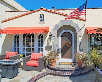 Bay front beach home, steps to the sand, shopping & dining. Parking, AC - clean! - Long Beach - Patio