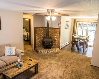 Gone Coastal by Olympic Coast Rentals - Forks - Sala de estar