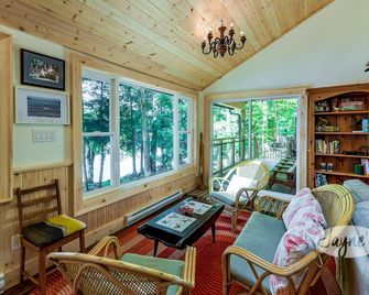 Private Rosseau Beachfront Cottage! Sunrises & Sunsets! Sleeps 15! Must See! - Port Carling - Living room