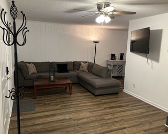 Cozy home close to all the good fishing and outdoor fun - Moncks Corner - Living room