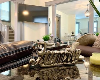 6BR Retreat-Great for Reunions and Getaways minutes from Niagara Falls - Niagara Falls - Living room