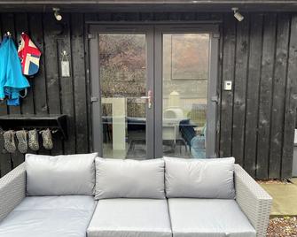 Secluded Highland Retreat with Wood-Fired Tub & Stunning Mountain Views - Kinlochleven - Living room