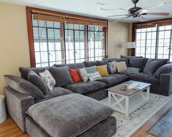 Quaint & Cozy Indiana Style - Shelbyville - Living room