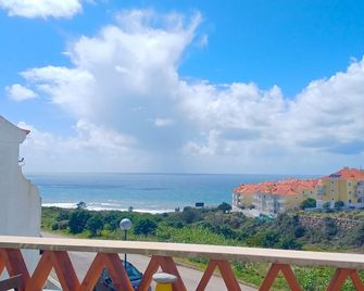 Surf Yoga Ericeira Guest House - Ericeira - Balcón