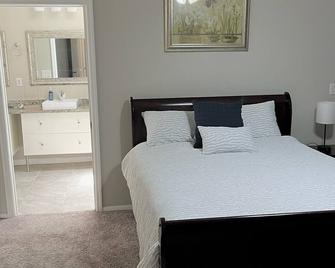 Pet-friendly 3-bed 2-bath house with pool, WiFi & open floor plan in Seffner - 세프너 - 침실