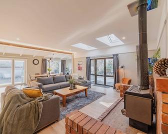 Galaxy 3BR Modern Home with Fireplace Outdoor Spa - Lake Tekapo - Wohnzimmer