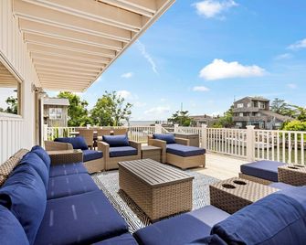 Newly Renovated Luxury Beach House On The Water With Huge Deck - East Quogue - Balcón