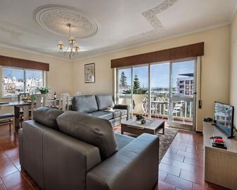 Riverview 3 bedroom apartment in center of Portimao (Wifi) - Portimão - Living room
