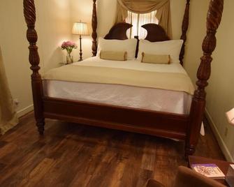 Serenity House: Country Home with spacious patio. - Greenwood - Bedroom