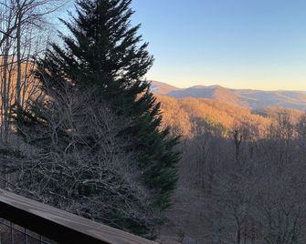 Amazing Views! Unique Log Cabin with Hot Tub and Fire Pit - Sylva - Balcony
