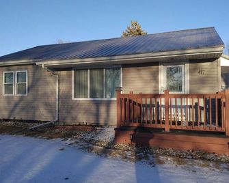 Cozy refreshed 2-bedroom bungalow with AC, WiFi in historic Pipestone, MN - Pipestone - Building