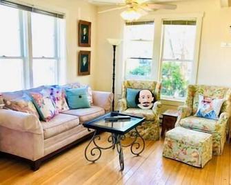 1907 Charmer, Perfect Downtown Location, So Clean! - Ashland - Living room