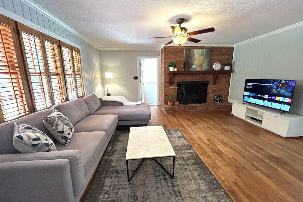 Classic 4-Bedroom Home Near The Bowl at Ballantyne - שרלוט - סלון