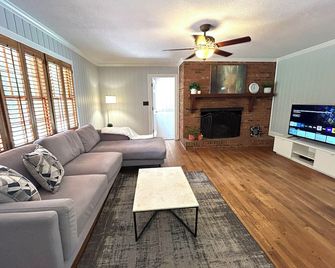 Classic 4-Bedroom Home Near The Bowl at Ballantyne - Charlotte - Living room