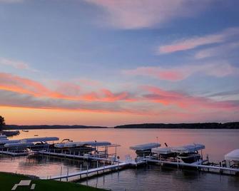 South Shore Haven - Lake Charleviox Waterfront Condo - East Jordan - Vista del exterior