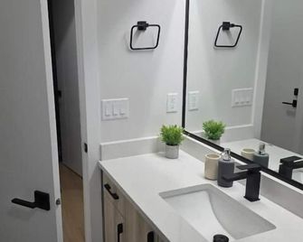 Cozy Irvine Creek Walk-Out Suite 10 mins to YEG - Nisku