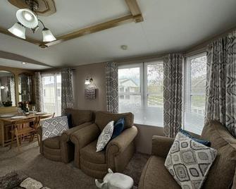 A beautiful Dog Friendly Holiday Home - Mablethorpe - Living room