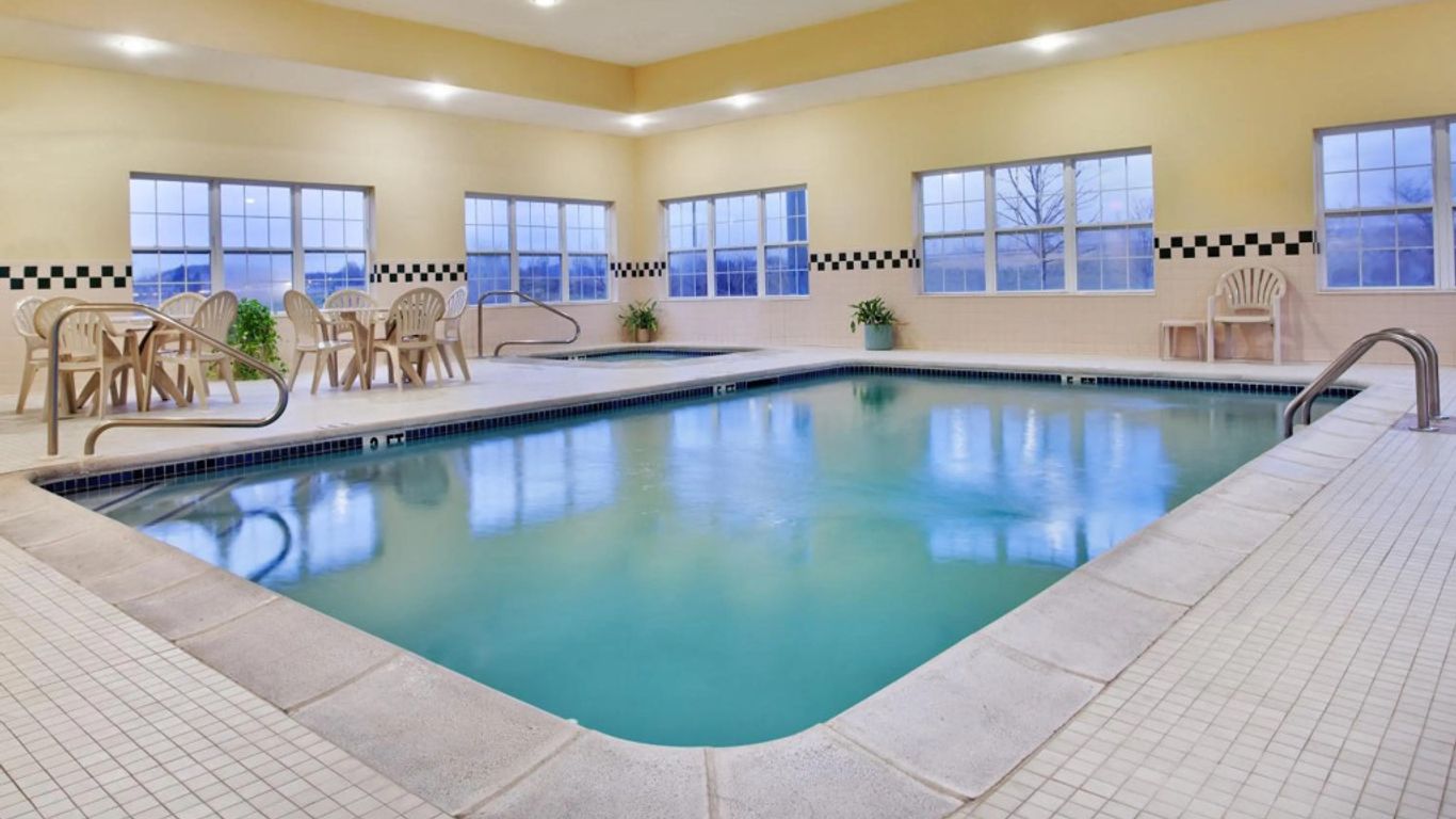 Country Inn & Suites by Radisson, Louisville, SO