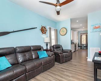 Teenie House In Deltaville - Deltaville - Living room