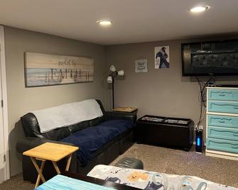 TJ’s Country Getaway - Union - Living room
