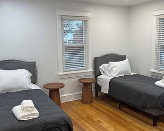 Newly remodeled Spacious 4-BM house in Phoenixville with OS parking/ central, AC - Phoenixville - Schlafzimmer