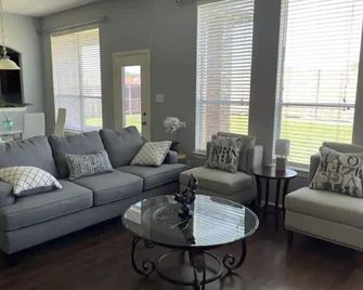 New! Near AT&T Stad, Sixflags, Joe Pool, 4 br,5bed - Grand Prairie - Living room