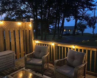 Warm Ocean Waters | Cozy Cottage for Family Getaways - Wallace - Patio