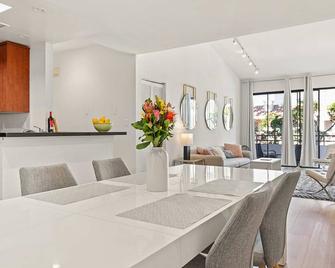 Tranquil Ocean Breeze Retreat - Los Angeles - Dining room
