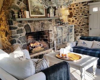 A European Country Getaway ~ 1930s Stone Cottage In Connecticut! - North Granby - Living room