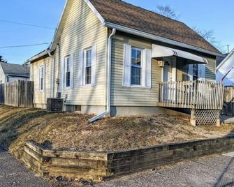 Moline 1 Br Near Taxslayer And Downtown - Moline - Building