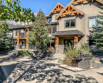 Walkout to Hot tub | BBQ | Clean & Cozy 1 Bed Unit - Dead Man's Flats - Edificio