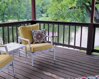 Lake Life on Logan Martin. Relax Unwind Recharge. Leave all your stress behind - Lincoln - Balcony