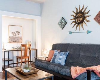 The Cozy Chickasha, Fiber Wifi, Washer & Dryer, Near Dt Chickasha & Leg Lamp! - Chickasha - Living room