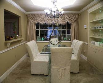 Home/Mini Resort- Pool, Tennis Court, Pickleball, Golf Course, Lg. Clubhouse - Zachary - Kitchen