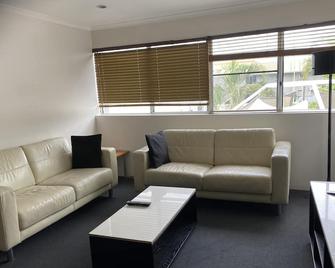 Cosmopolitan Motel & Serviced Apartments - Rockhampton - Living room