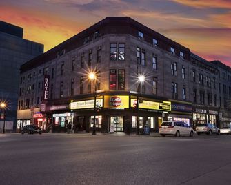 Hotel 10 - Montreal - Building