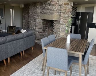 Ultra modern luxury home overlooking the city of Mena - Mena - Dining room