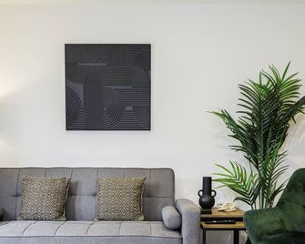 Stylish and fully equipped 2-bedroom apartment in the heart of Shirley, Southampton. Accommodates up to 5 guests comfortably with spacious living, full kitchen, and free on-site parking. Ideal for families, contractors, or city visitors. - Southampton - Sala de estar