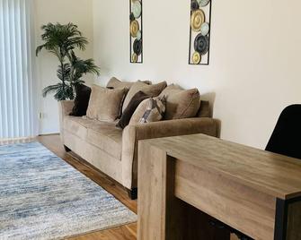 Paradise Escape: Jacuzzi, Fire Pit, Game Room - Kinston - Living room