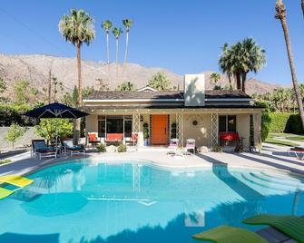Celebrity Hideaway - Heart-Shaped Swimming Pool with views! In Old Las Palmas Neighborhood! Private! Walk To Downtown! - Palm Springs - Pileta