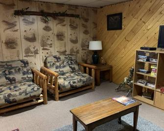 Quiet & Cozy Home Away From Home in Black River Falls - Black River Falls - Living room
